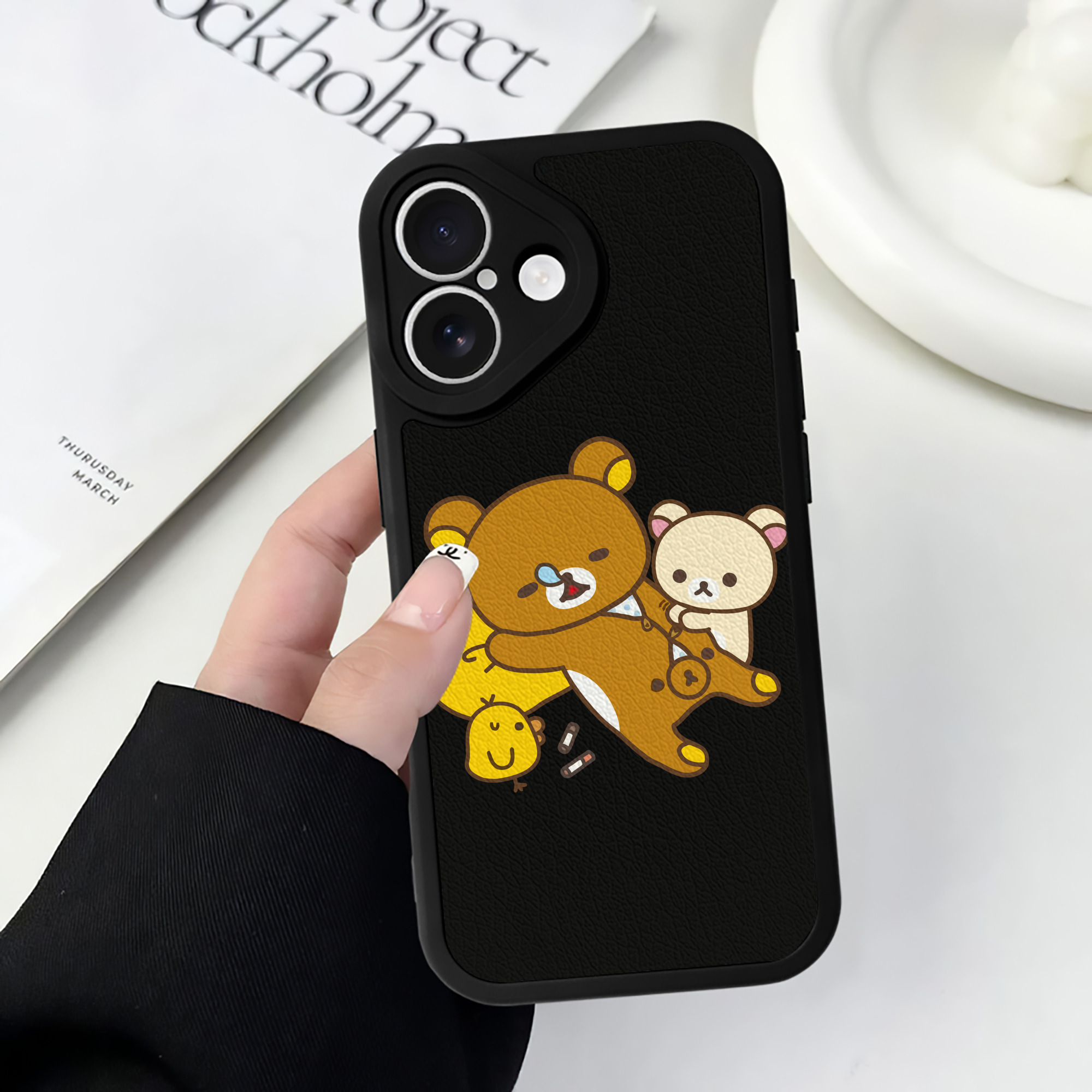 （画像用） リラックマ リラックマ キイロイトリ Rilakkuma Korilakkuma Kiiroitori 【iPhone 16シリーズ対応】シリコンスマホケース（レザー調） 材質：シリコン